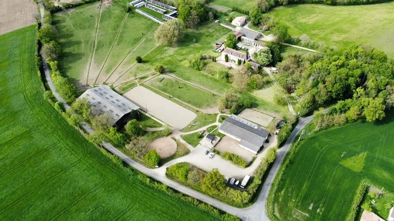 Écurie de la Cour - Centre équestre Poitiers // Dienné