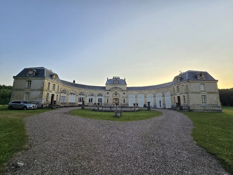 Anciennes écuries du château