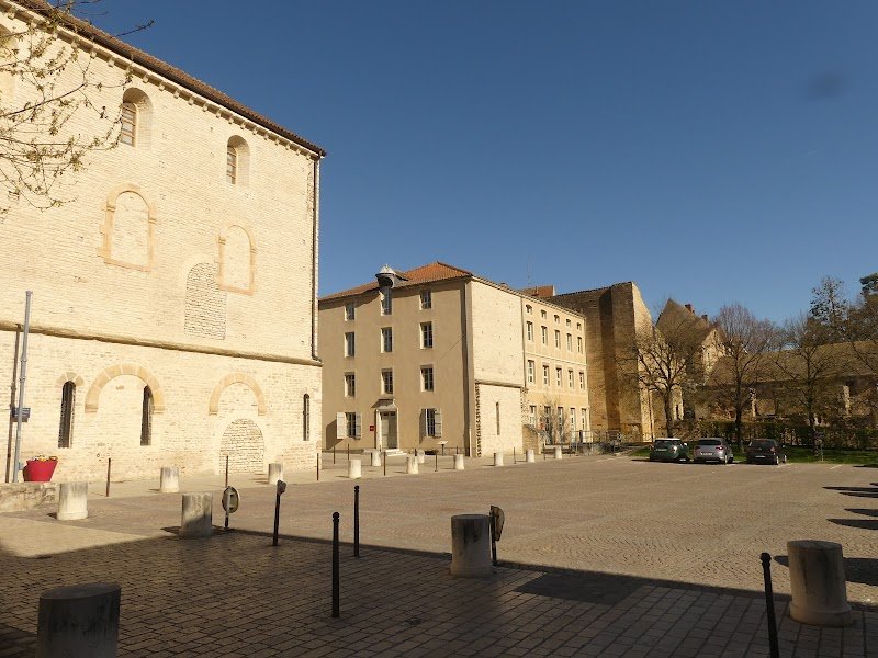 Ecuries Saint-Hugues - photo 1